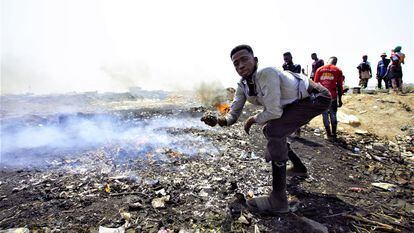 Uno de los jóvenes 'quemadores', el trabajo de menor rango entre los del vertedero de Agbogblosgie.