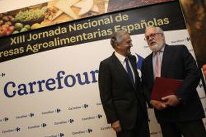 Rafael Arias Salgado, presidente de Carrefour en Espa&ntilde;a, y Miguel Arias Ca&ntilde;ete, ministro de Agricultura, ayer en Madrid.
