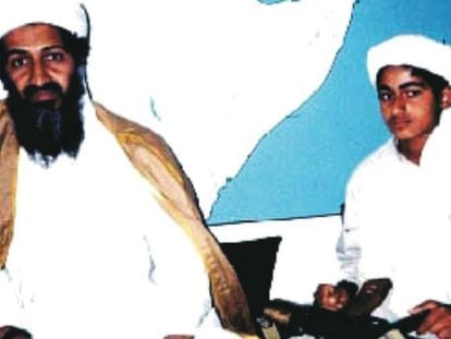Hamza bin Laden, a la derecha, junto a su padre, en 2001. En vídeo, EE UU ofrece la recompensa por su localización.