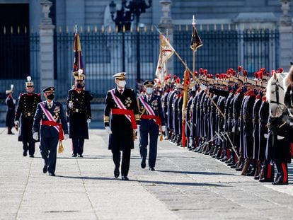 El Rey Felipe VI pasa revista a las tropas en la Pascua Militar, en el Palacio Real, en Madrid.