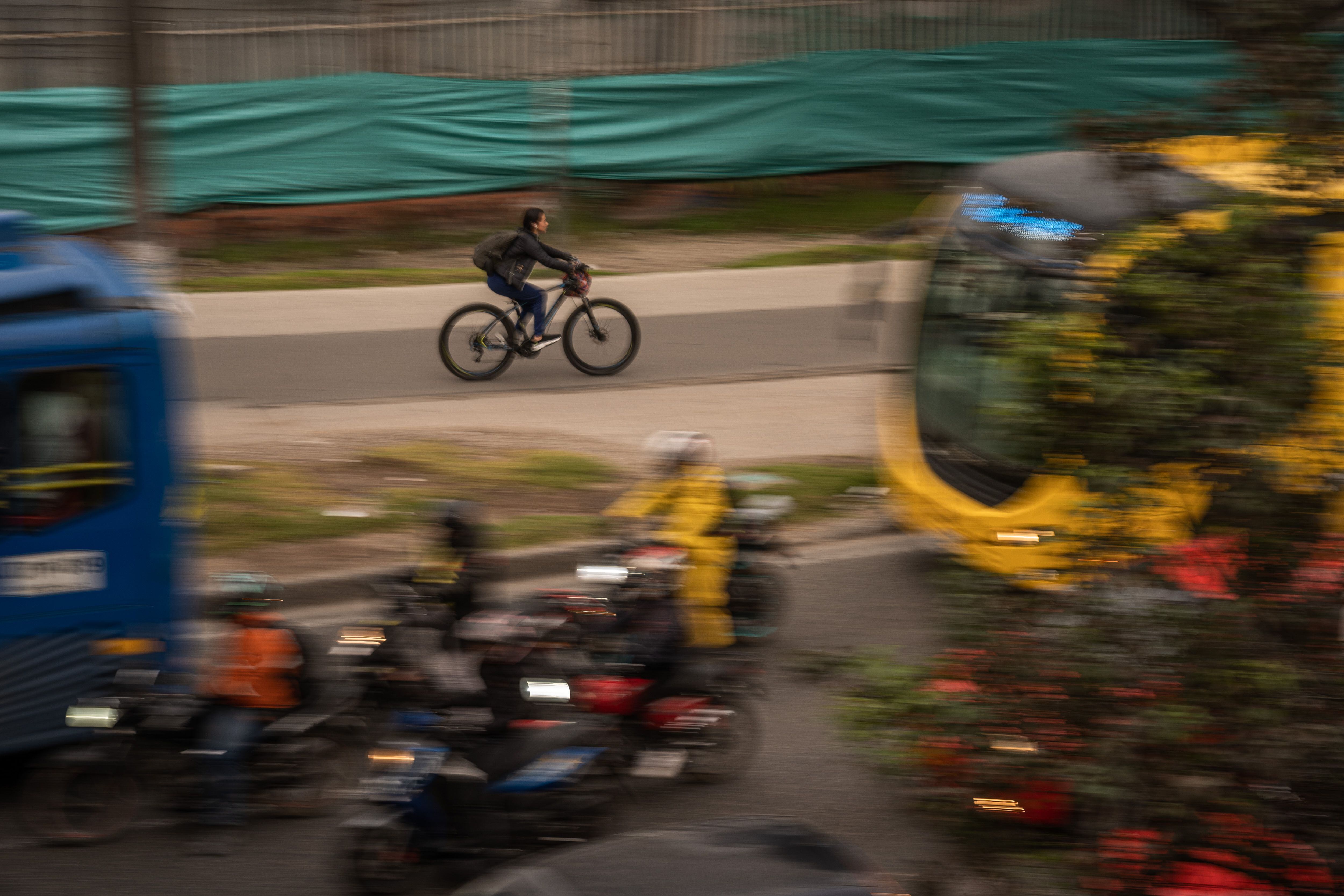 Un ciclista se mueve en los alrededores de la biblioteca El Tintal, en el suroccidente de Bogotá, el pasado 22 de junio. 