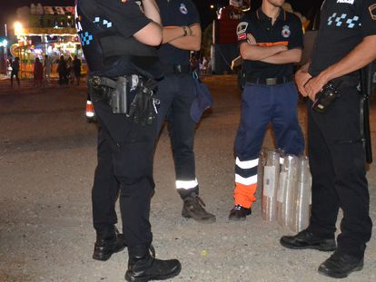 Agentes de Policía y de Protección Civil, durante el dispositivo especial para las fiestas de Parla.