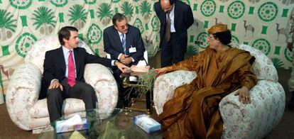 Con el entonces presidente del Gobierno español, José María Aznar, quien definió a Gadafi como "amigo de occidente, aunque extravagante" ya comenzada la revuelta.