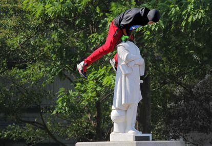 La estatua de Cristóbal Colón en el Parque Cristóbal Colón de Boston fue destrozada por los manifestantes que le quitaron la cabeza el día 10 de junio de 2020.