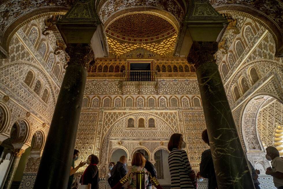 Visitantes en el Real Alcázar de Sevilla.