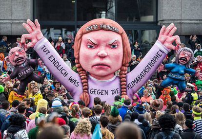 Carroza del carnaval que representa a la figura de la activista del clima Greta Thunberg, la semana pasada en de Duseldorf.  