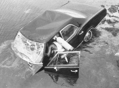 Un submarinista inspecciona el automóvil ocho horas después de que se hundiera con el senador Kennedy al volante y la joven Mary Jo Kopechne, de 28 años, que murió en el accidente.