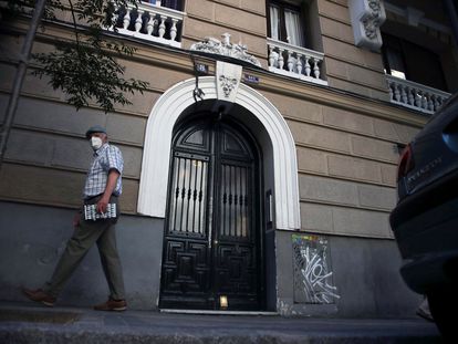 Vista del portal del inmueble del centro de Madrid, donde este sábado un hombre mató presuntamente a su padre.