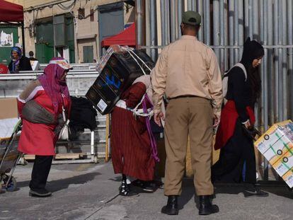 Porteadoras cruzando con carros sus mercancías en la frontera de Ceuta.