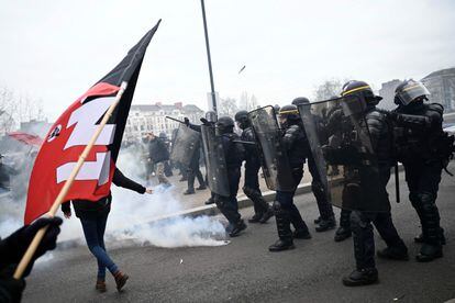 Los antidisturbios se enfrentan a los manifestantes cuando estallan los enfrentamientos durante una manifestación en el segundo día de huelgas y protestas en todo el país por la reforma de pensiones propuesta por el gobierno, en Nantes este martes 31 de enero.
