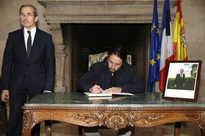 El l&iacute;der de Podemos, Pablo Iglesias, firma el libro de condolencias en la residencia del embajador de Francia. 