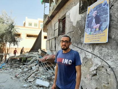 Bahar Barrai en el lugar de la casa familiar donde murió su hermano Diar, en el cartel del muro, el lunes en Gaza. 