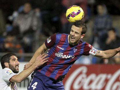 Añibarro se lleva un balón ante Raúl García.