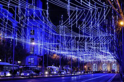 Durante la Navidad 2017-2018, la iluminación de la calle de Alcalá desde la plaza Cibeles a la Puerta de Alcalá (en la foto) evocará el cielo de Madrid cubierto de estrellas; la de la calle de Serrano representará distintos tejidos, “en homenaje a la calle de la moda”, según describen desde el Ayuntamiento. El alumbrado se enciende a partir de las 18.00, hasta el 6 de enero. Este año aumentan los emplazamientos alumbrados pero el meollo festivo sigue estando en los alrededores de Alcalá, Gran Vía, Sol y la Plaza Mayor, con su tradicional mercadillo. El Naviluz, el Bus de la Navidad, recorre las principales calles del centro y permite disfrutar del espectáculo.