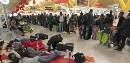 Afectados del paro de los controladores, el pasado diciembre en Barajas.