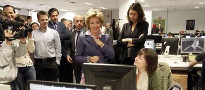 Aguirre y la consejera de Educación, Lucía Figar, ayer en una empresa cinematográfica.