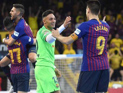 Los jugadores del Barça celebran el título.