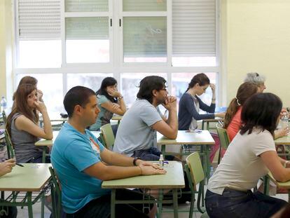Varios aspirantes se examinan en el Instituto Ramiro de Maeztu de Madrid en las oposiciones a maestro de julio de 2013.