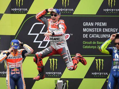 Lorenzo celebra con un salto su victoria en Montmeló por delante de Márquez y Rossi
