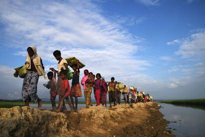 Una fila de refugiados rohinyá camina el pasado 2 de noviembre hacia los campos de refugiados de Bangladés tras huir de su Myanmar natal por una extensa ofensiva militar que según la ONU es una limpieza étnica.