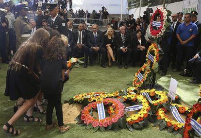 Los nietos del expresidente israelí y premio Nobel de la Paz, Simón Peres, depositan una corona de flores sobre su tumba durante su funeral en el cementerio del Monte Herzl, en Jerusalén.
