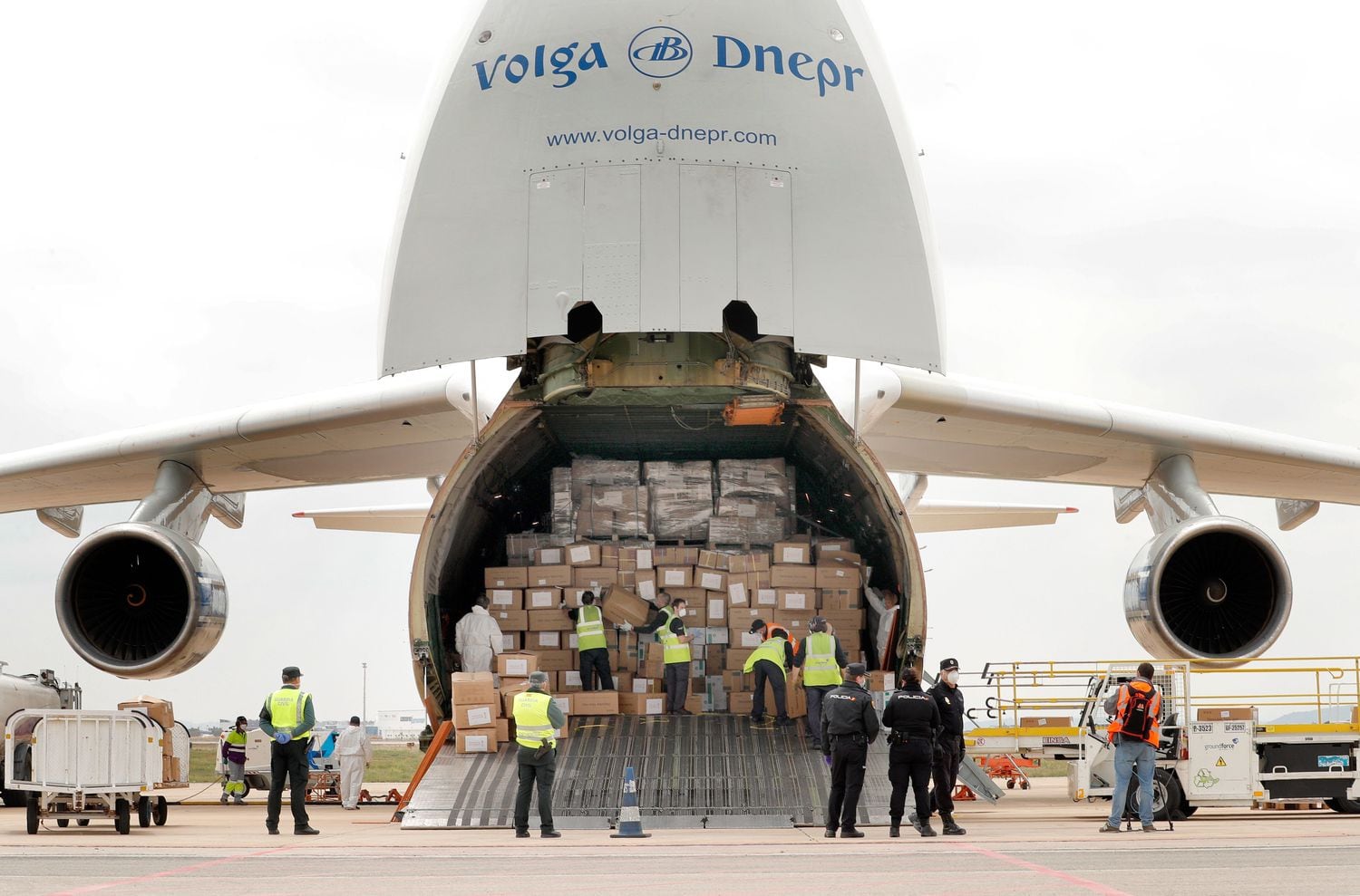 Un avión con material sanitario que la Generalitat Valenciana compró a China, en abril de 2020, en el aeropuerto de Manises (Valencia).