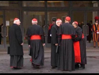 Un grupo de cardenales esta mañana en el Vaticano.