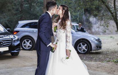 Marc Bartra y Melissa Jiménez durante su boda en Barcelona este sábado.