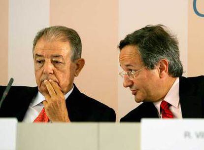 El presidente de Gas Natural, Salvador Gabarró (izquierda), junto al consejero delegado, Rafael Villaseca.