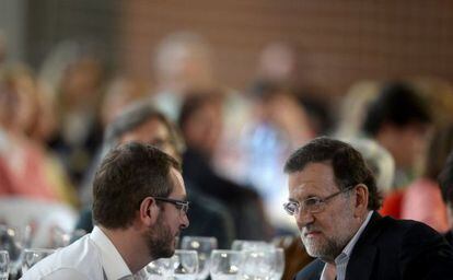 Javier Maroto, a la izquierda, conversa con Mariano Rajoy.