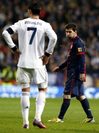 Messi pasa junto a Ronaldo.
