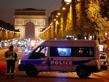 La policía acordona los campos elíseos de París tras el tiroteo.