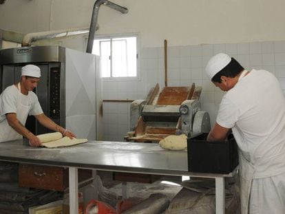 Trabajadores panaderos con las manos en la masa.