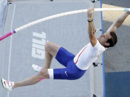 Lavillenie, saltando 5,80m el miércoles pasado, en las calles de Des Moines (EE UU).