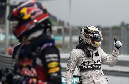 Hamilton celebra la pole tras la clasificación del Gran Premio de Malasia