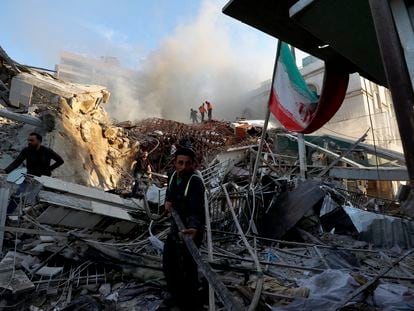 Los servicios de emergencias operan tras el ataque a la Embajada de Irán en Damasco de este lunes.