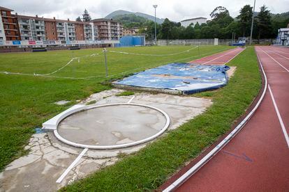 Zona de lanzamiento de peso y el pasillo de saltos del estadio de Berazubi.