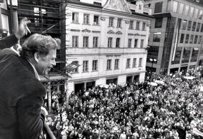 Praga, diciembre de 1989. El escritor Václav Havel, futuro presidente de la República Checa, saludaba desde un balcón.