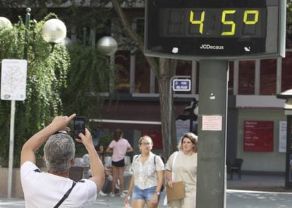 Un termómetro marca 45 grados en una calle de Ciudad Real este miércoles.