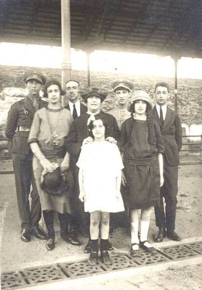 José Aranguren, tercero por la izquierda, con su esposa y seis hijos, en Lugo, en 1922.