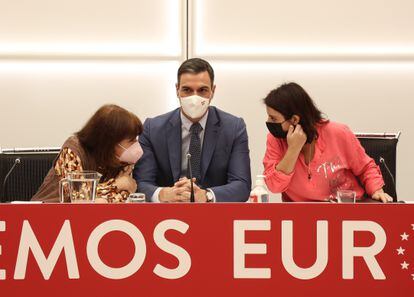 Pedro Sánchez, junto a Cristina Narbona y Adriana Lastra en la reunión de la ejecutiva del PSOE del 18 de abril.