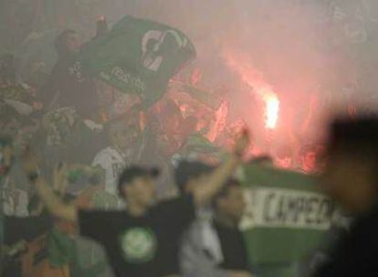 Aficionados del Betis prenden bengalas durante el Betis-Sevilla de Copa del Rey.