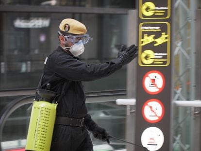 Un brigada de la UME durante las labores de desinfección del aeropuerto de Barajas, en Madrid.