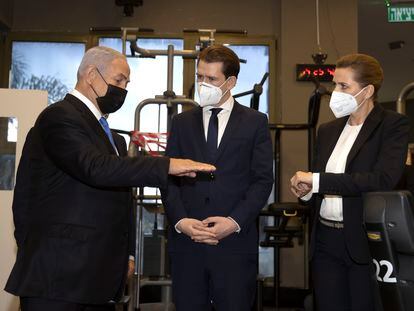 Netanyahu muestra un gimnasio solo para vacunados  al canciller austriaco, Sebastian Kurz (centro), y a la primera ministra danesa, Mette Frederiksen, este jueves en Modiin.