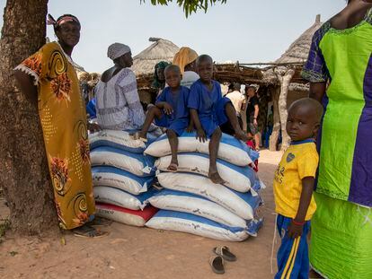 Miembros de la comunidad descansan sobre la ayuda humanitaria entregada por la ONG Acción Senegal, el 11 de noviembre de 2023 en Sareboubou, Senegal.