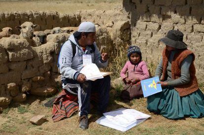 Un encuestador entrevista a una familia aymara de la comunidad boliviana de Wichi Wichi en el d&iacute;a nacional del censo.