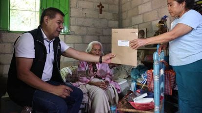 Un funcionario del INE recibe el voto anticipado de una mujer mayor, el 15 de mayo de 2023 en Toluca (Estado de México).