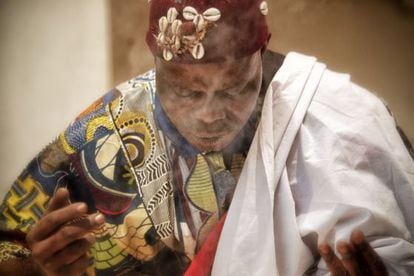 El chamán Autel Azé Kokovivina, en Caixaforum. Abajo, máscara de Bali y un vídeo de Sergio Prego.