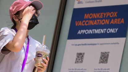 Una mujer pasa frente a una clínica de vacunación contra la viruela del mono, en Nueva York.