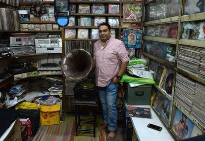 Syed Zafar Shah, de 40 anys, dirigeix una empresa de reparació de gramòfons, es deixa fotografiar a la botiga de Shah Music Center, on ven gramòfons antics i discos de vinil als barris antics de Nova Delhi, el 24 d'abril del 2018. Els tocadiscos de gramòfon van sorgir com la manera principal de reproduir enregistraments d'àudio a finals del segle XIX, però van ser superats al segle XX per tocadiscos connectats a altaveus d'àudio electrificats.